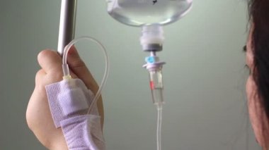 kadın hasta hastanede serum fizyolojik Intravenous (IV)