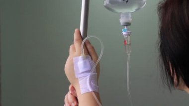 kadın hasta hastanede serum fizyolojik Intravenous (IV)