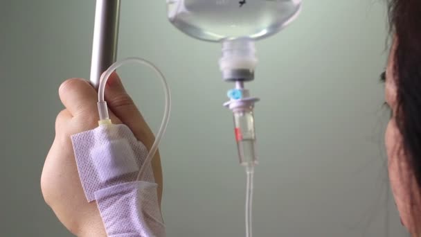 Paciente en el hospital con solución salina intravenosa (iv ) — Vídeos de Stock