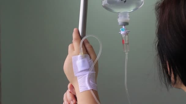 Kadın hasta hastanede serum fizyolojik Intravenous (IV) — Stok video