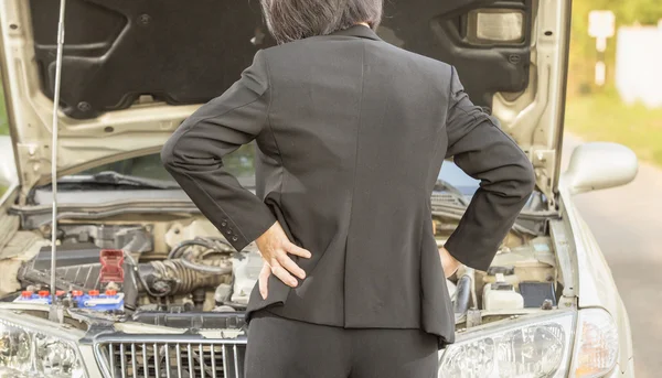 Mujer de negocios con su coche roto . —  Fotos de Stock