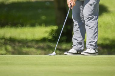 golfçü koyarak, golf topu tarih seçici odak