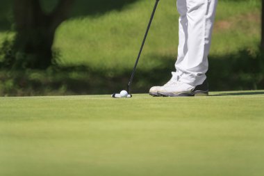 golfçü koyarak, golf topu tarih seçici odak