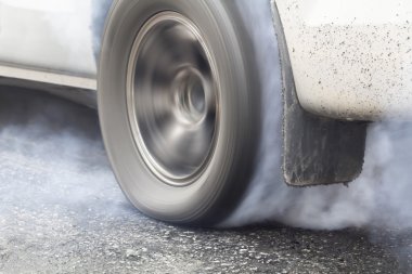 yarış arabası yarış için hazırlık lastikler yakar