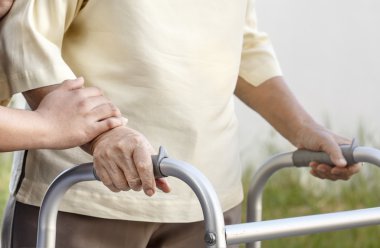 kadın kıdemli bir walker caregiver ile kullanma