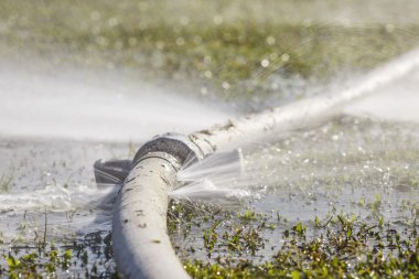 Boşa su - su hortumu deliğe gelen sızıntı