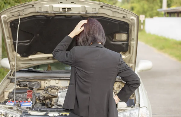 ビジネスの女性彼女の壊れた車と. — ストック写真