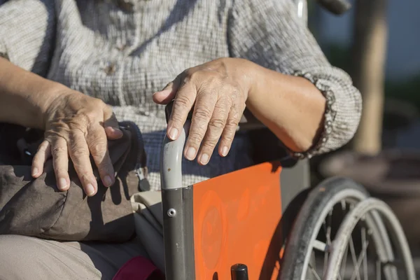 Viajes de ancianos con silla de ruedas — Foto de Stock