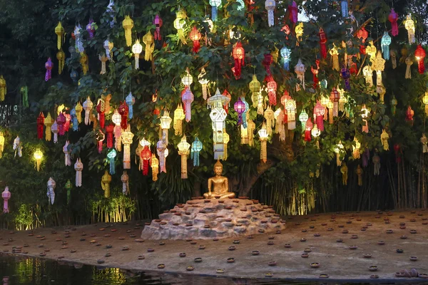 Linternas de Yee-Peng en el árbol de Bodhi en el templo de Phan Tao, Chiangmai , — Foto de Stock