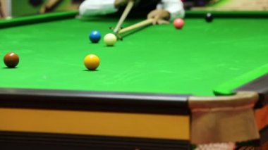 Snooker dinlenme sopa batan sarı topu kullanın