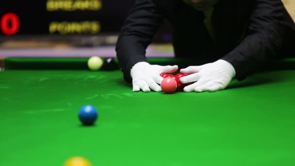 Snooker arbitro organizzare le palle per il nuovo gioco — Video Stock