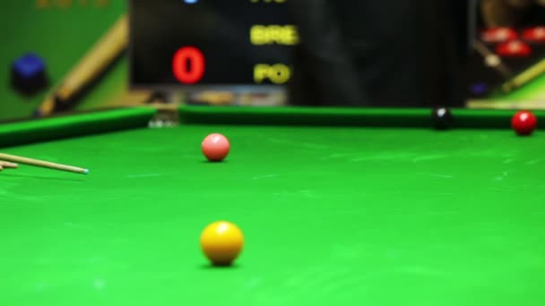 Árbitro snooker colocar bola azul no ponto — Vídeo de Stock