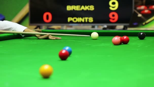 Affondando la palla nera sulla pausa, snooker — Video Stock