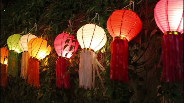 Asiatische Laternen hängen am Zaun. — Stockvideo
