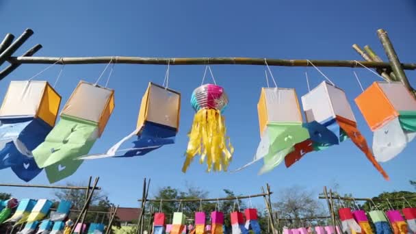 Linternas de papel en el festival Yee-peng en el monumento a los tres reyes, Chiang Mai Tailandia — Vídeo de stock