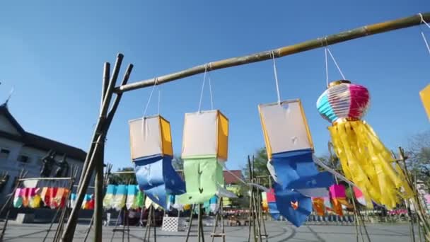 Lanternas de papel em Yee-peng festival em três reis monumento, Chiang Mai Tailândia — Vídeo de Stock