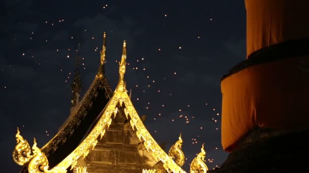 Lanternes asiatiques flottantes dans la vieille ville, Chiang Mai Thaïlande — Video