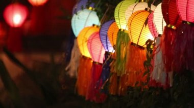 Asya fenerler çit asılı.