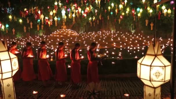 스님은 부처님 기도 촛불 빛 — 비디오