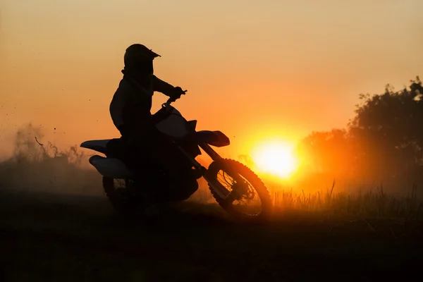 Vitesse du motocross en silhouette en piste — Photo