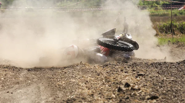 Sturz von Motocross-Fahrer auf der Strecke. — Stockfoto