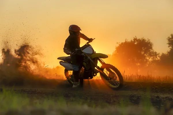 Vitesse du motocross en silhouette en piste — Photo