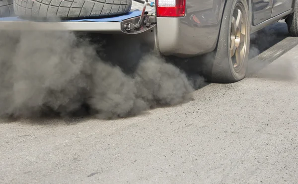 Znečištění ovzduší z výfukového potrubí vozidla na silnici — Stock fotografie
