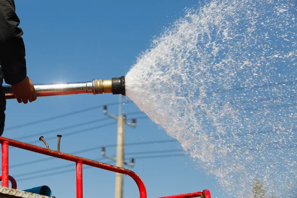 業界での火災訓練中にトラックに水をスプレーします。 — ストック写真