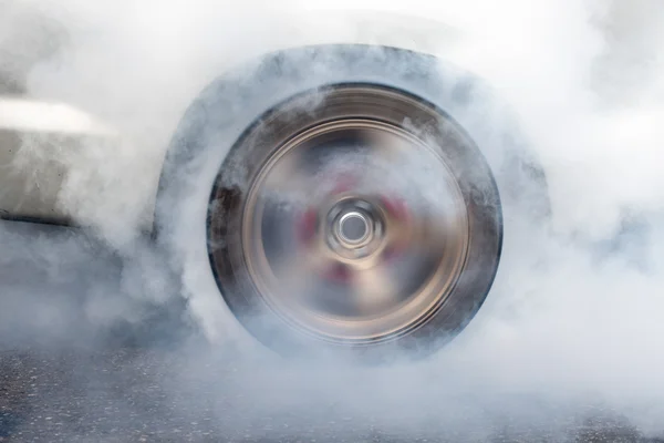 Drag racing araba lastik, lastik kapalı yakar — Stok fotoğraf