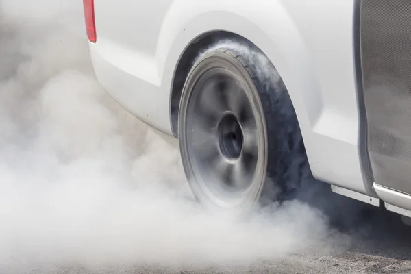 Táhnout závodní auto hoří gumu z jeho pneumatiky — Stock fotografie