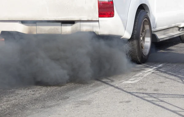 Inquinamento atmosferico provocato dal tubo di scarico del veicolo su strada — Foto Stock