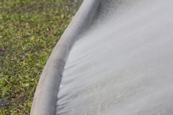 Wasser tritt aus Loch in Schlauch aus — Stockfoto