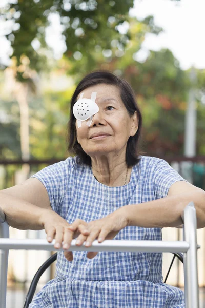 Pacientes de edad avanzada use protector ocular después de la cirugía de cataratas . — Foto de Stock