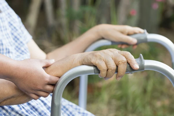 Terapia física de ancianos por cuidador en el patio trasero en casa — Foto de Stock