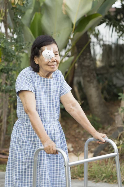Osoby w podeszłym wieku używać Tarcza oka obejmujące po operacji zaćmy w podwórku — Zdjęcie stockowe