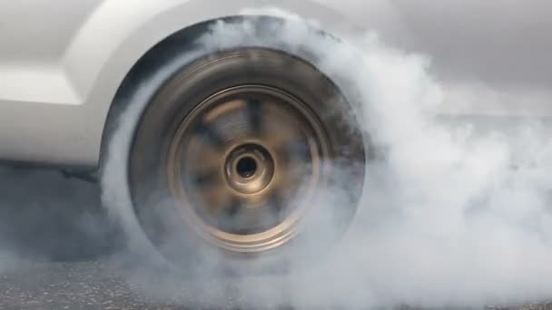 Arrastre de carreras de coches quema caucho de sus neumáticos — Vídeos de Stock