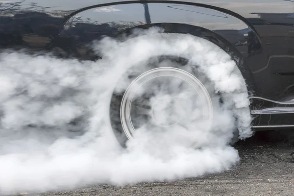Arrastre coche de carreras quema caucho de su —  Fotos de Stock