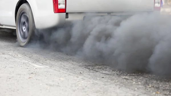 도 자동차 배기 파이프에서 대기 오염 스톡 사진