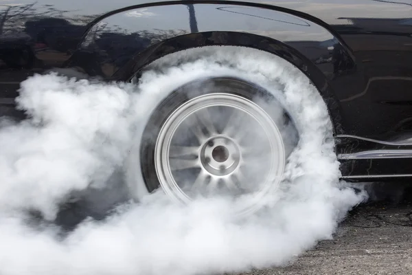 Arrastre de carreras de coches quema caucho de sus neumáticos — Foto de Stock