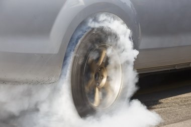 Drag racing araba lastik, lastik kapalı yakar