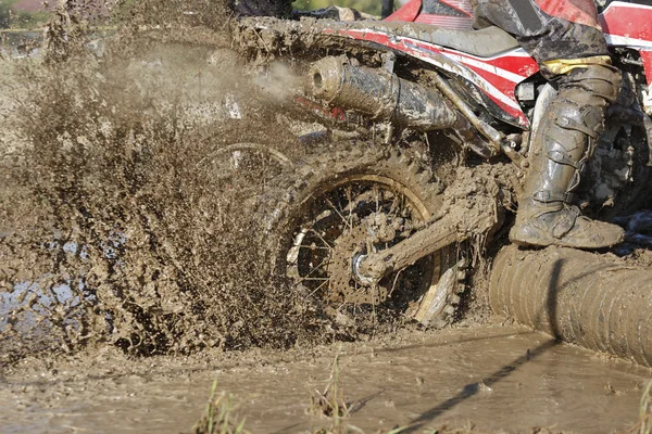 Enduro hjulet i leriga spår — Stockfoto