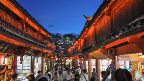 Lijiang oude stad in de avond met kraaien toerist. — Stockvideo