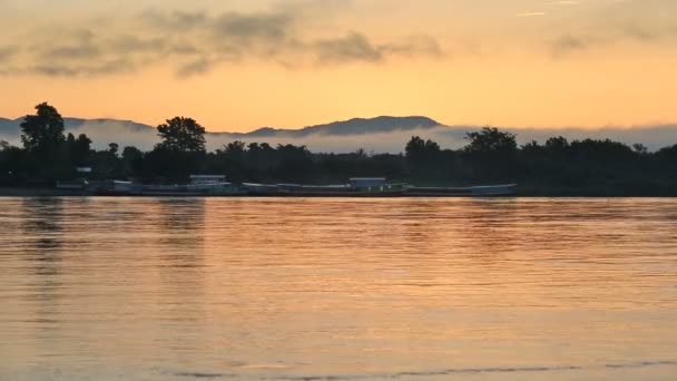 La mañana en el río Mekong, la frontera entre Tailandia y Laos , — Vídeos de Stock