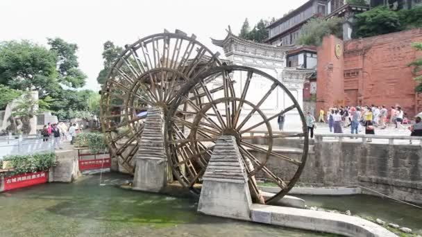 Roda de água é um símbolo da cidade velha de Lijiang, China . — Vídeo de Stock