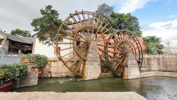Wasserrad ist ein Symbol der Altstadt von Lijiang, China. — Stockvideo
