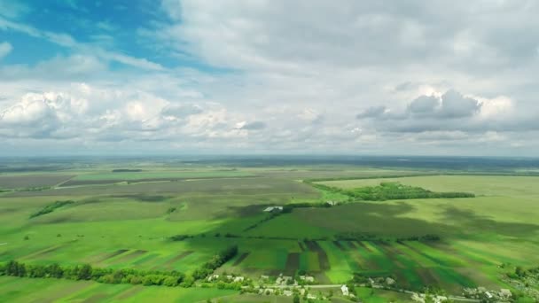 Pueblo y campos con vista de pájaro en primavera — Vídeo de stock