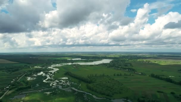 Village et champs avec vue imprenable au printemps 