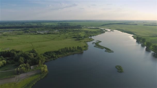 Sobrevolando el río — Vídeo de stock