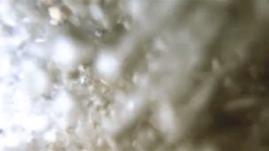 Gece dalgalar su altında sahilde