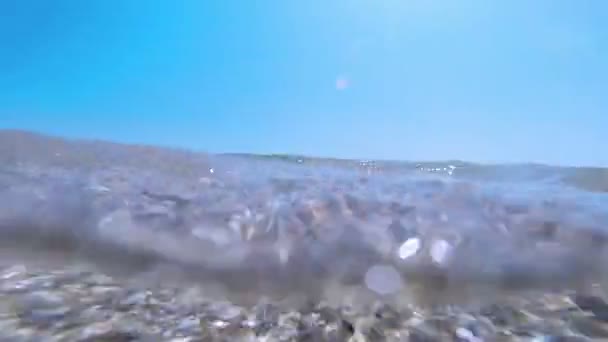 Olas en la playa bajo el agua — Vídeo de stock